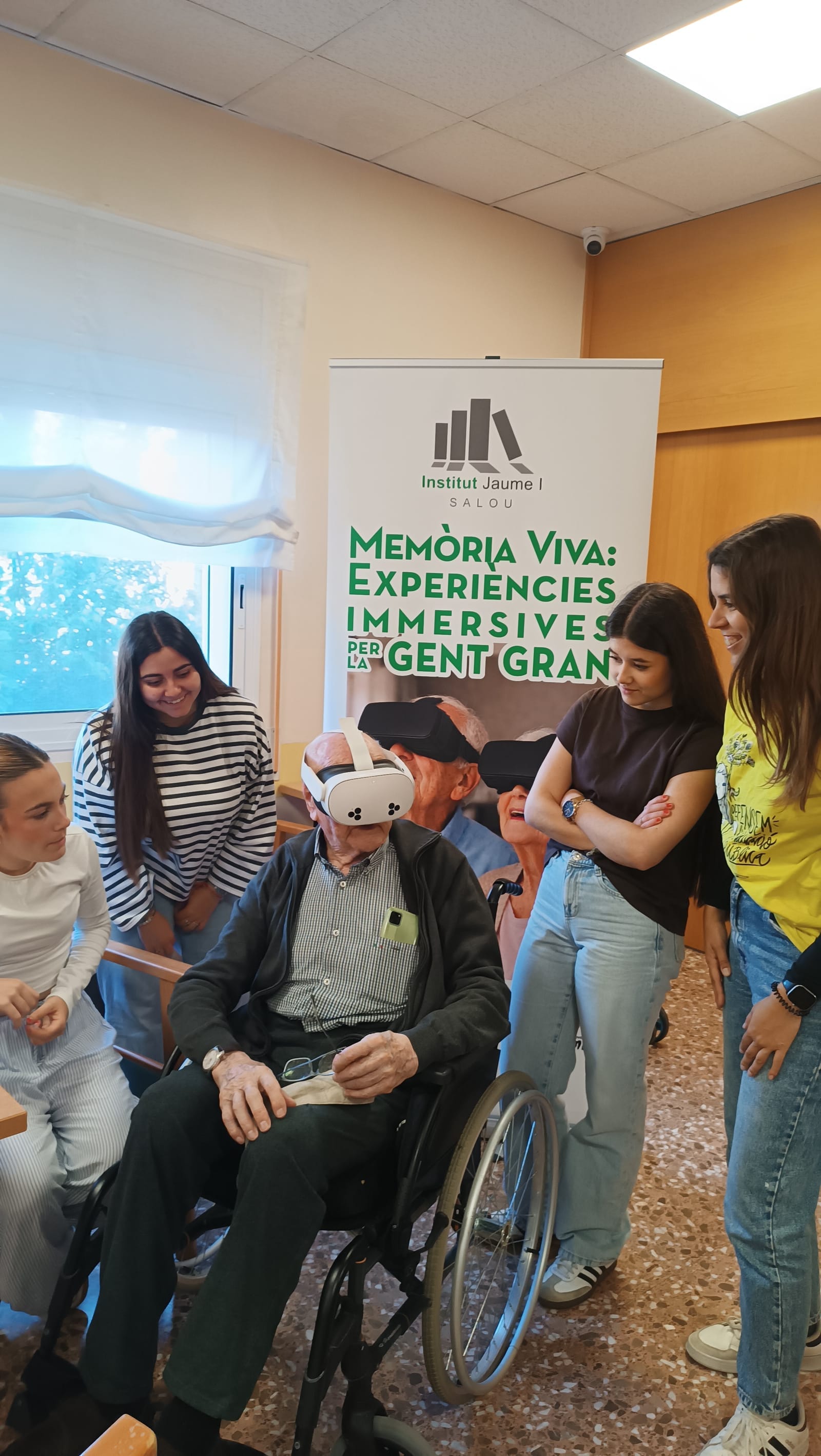 Un resident viu l'experiència immersiva amb les ulleres de realitat virtual