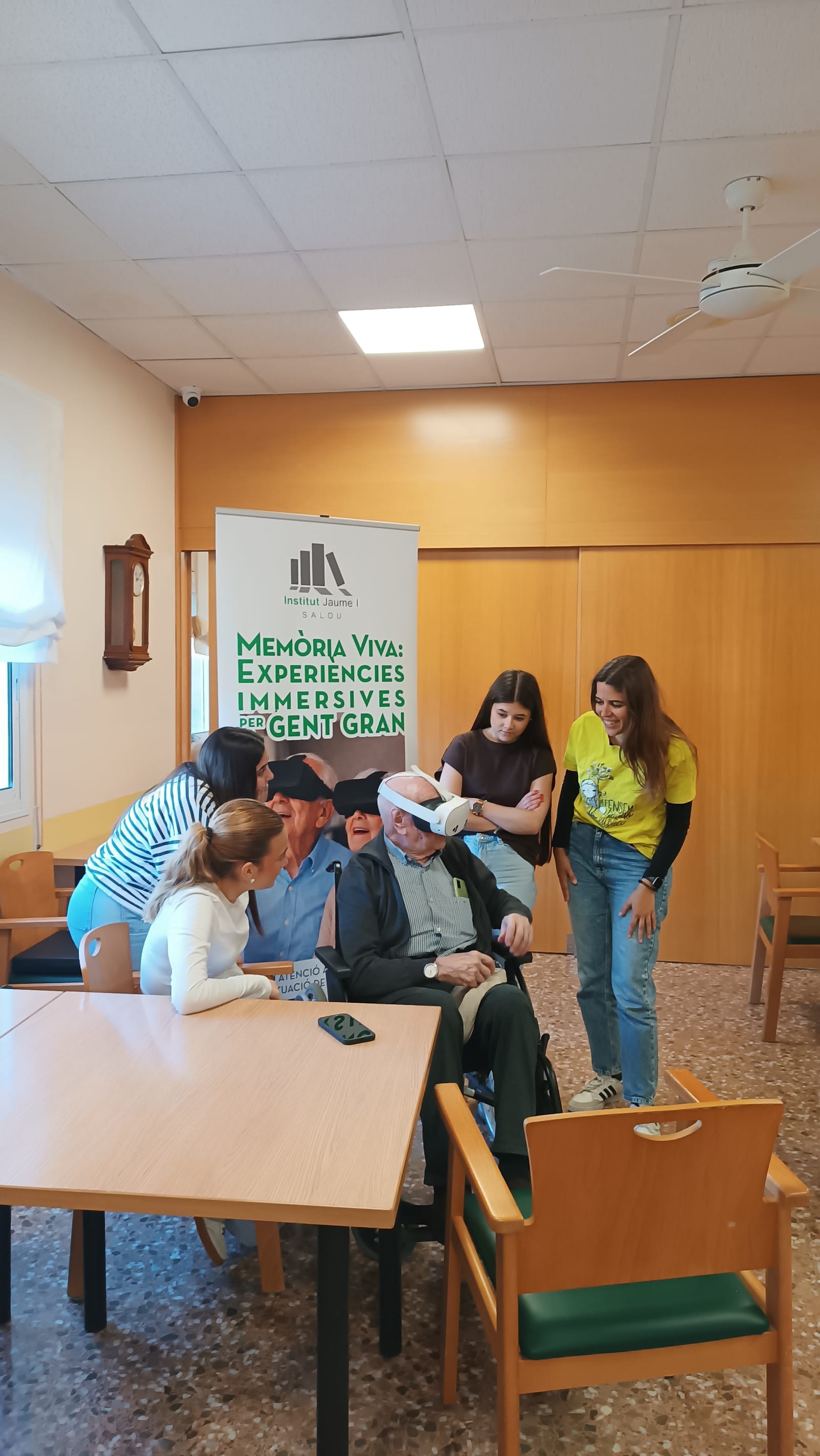 Un grup d'estudiants acompanya un resident mentre prova la realitat virtual
